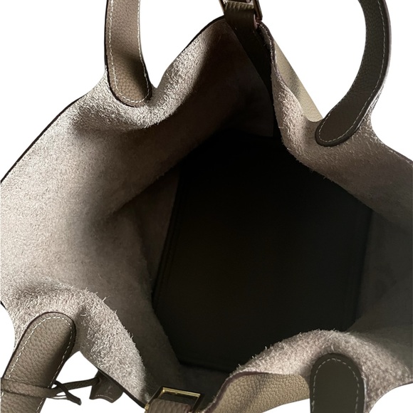 Elegant Brown Leather Tote Bag - Picture 7 of 13